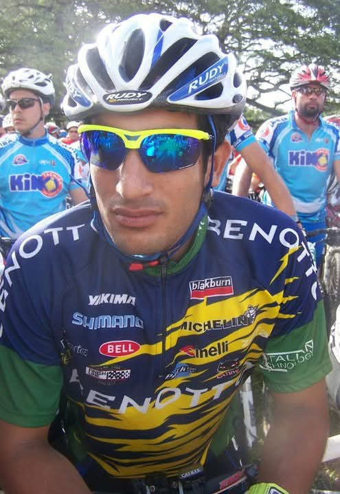 An image of Gabriel Avendaño in cycling gear.