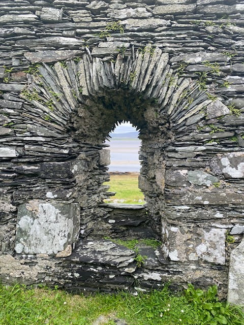 An image of stone archway.